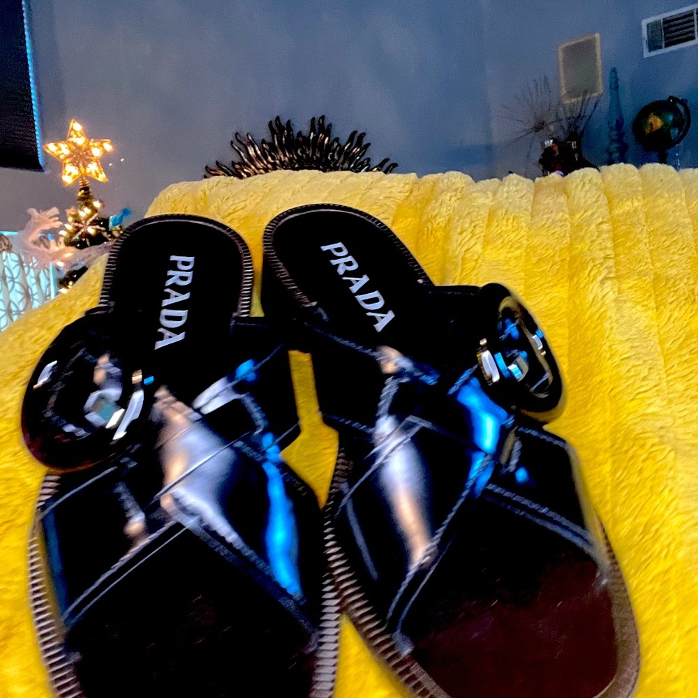 Prada, worn 3times. Beautiful leather, slightly worn.